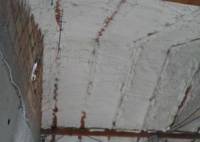 izolovan krov sa unutrasnje strane poliuretanskom penom, drvene daske potpuno prekrivene za optimalnu termoizolaciju