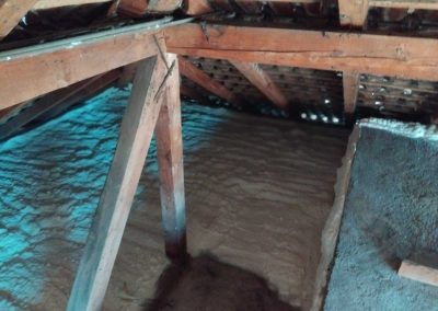 Izolovan pod u potkrovlju poliuretanskom penom za poboljsanu toplotnu i zvučnu izolaciju