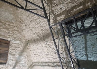 Unutrašnjost A-frame kuće sa izolacijom od poliuretanske pene, sa drvenim zidovima i krovnim konstrukcijama.