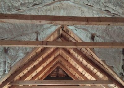 Prikaz izolacije krova kuće, sa naglaskom na materijale koji se koriste za termoizolaciju i zaštitu od vremenskih uslova.